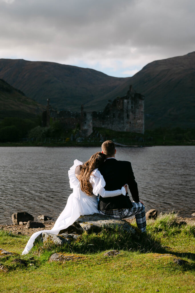 Rosa and Archie kilchurn castle viewpoint elopement