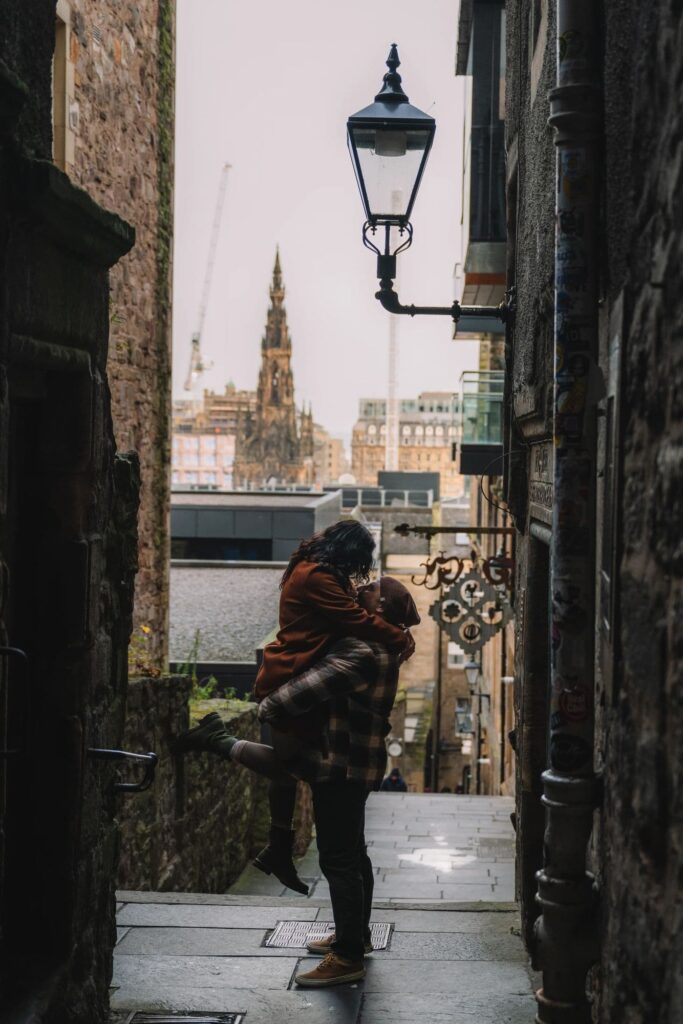 man picks up woman in cosy edinburgh street advocate's close