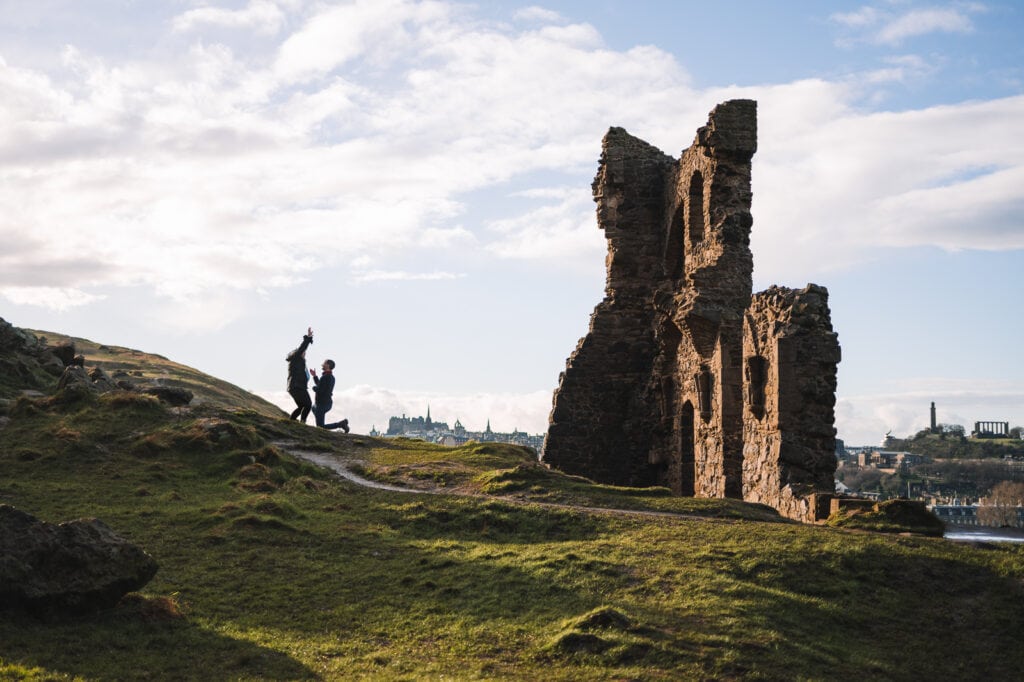 david and chelsea edinburgh surprise proposal photoshoot holyrood park