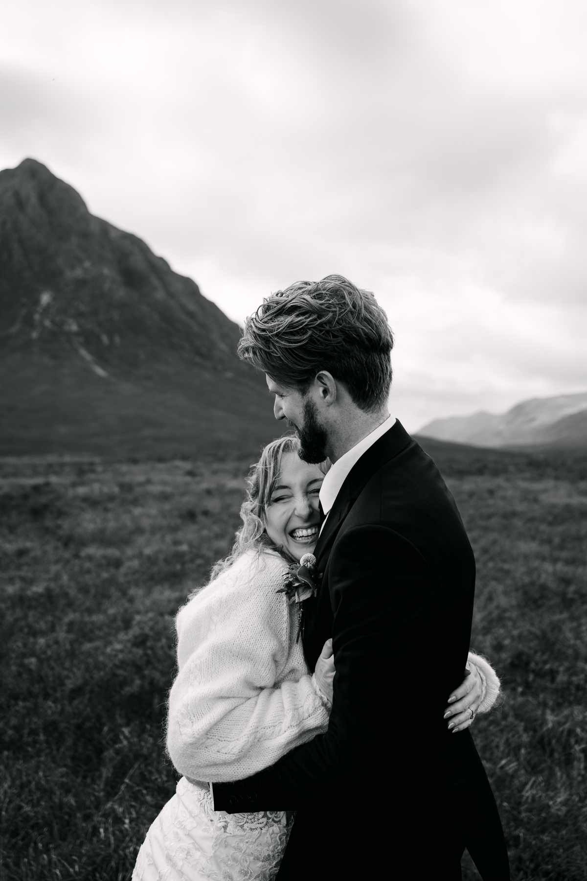eloping couple embraces in glencoe