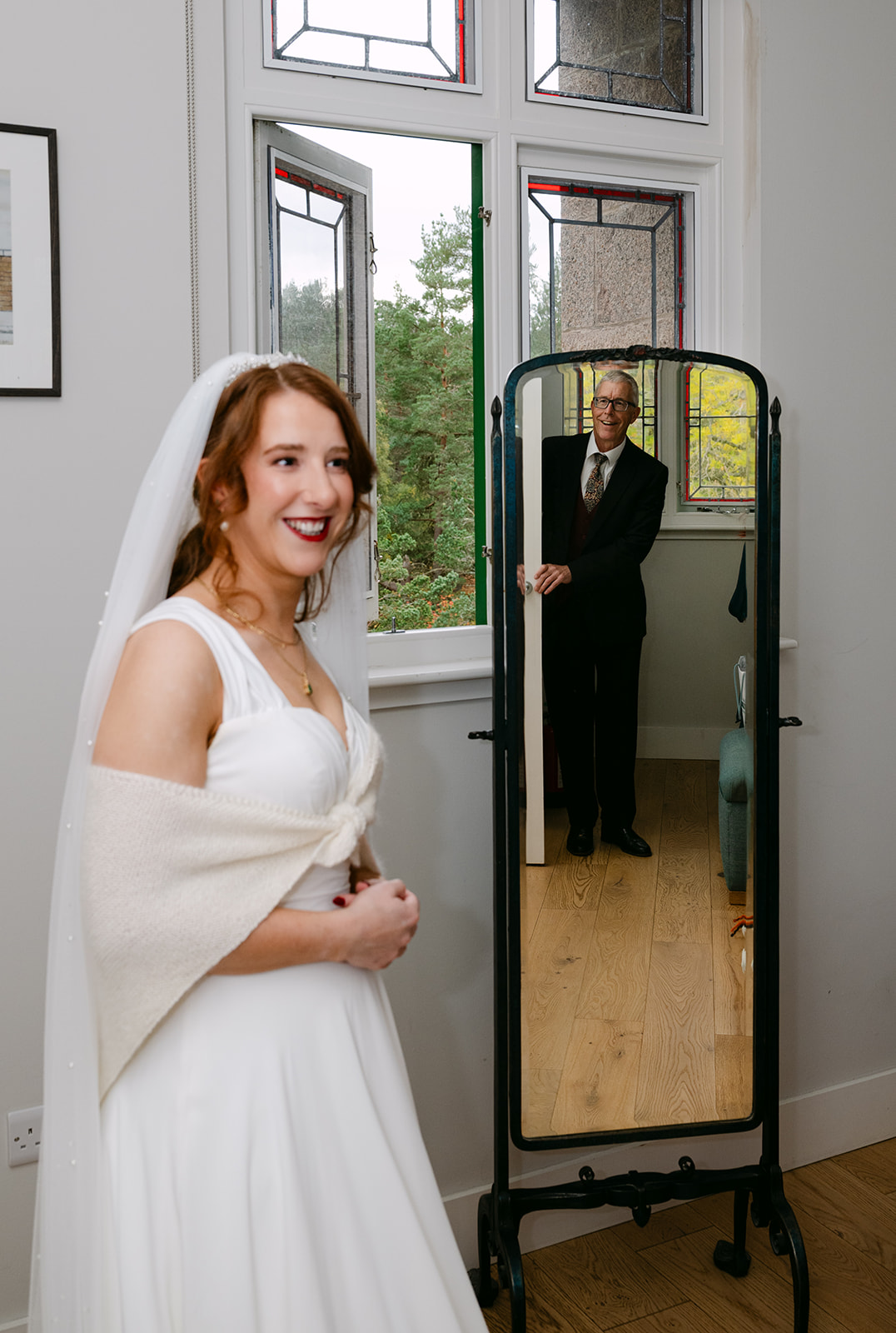 bride first look with her dad