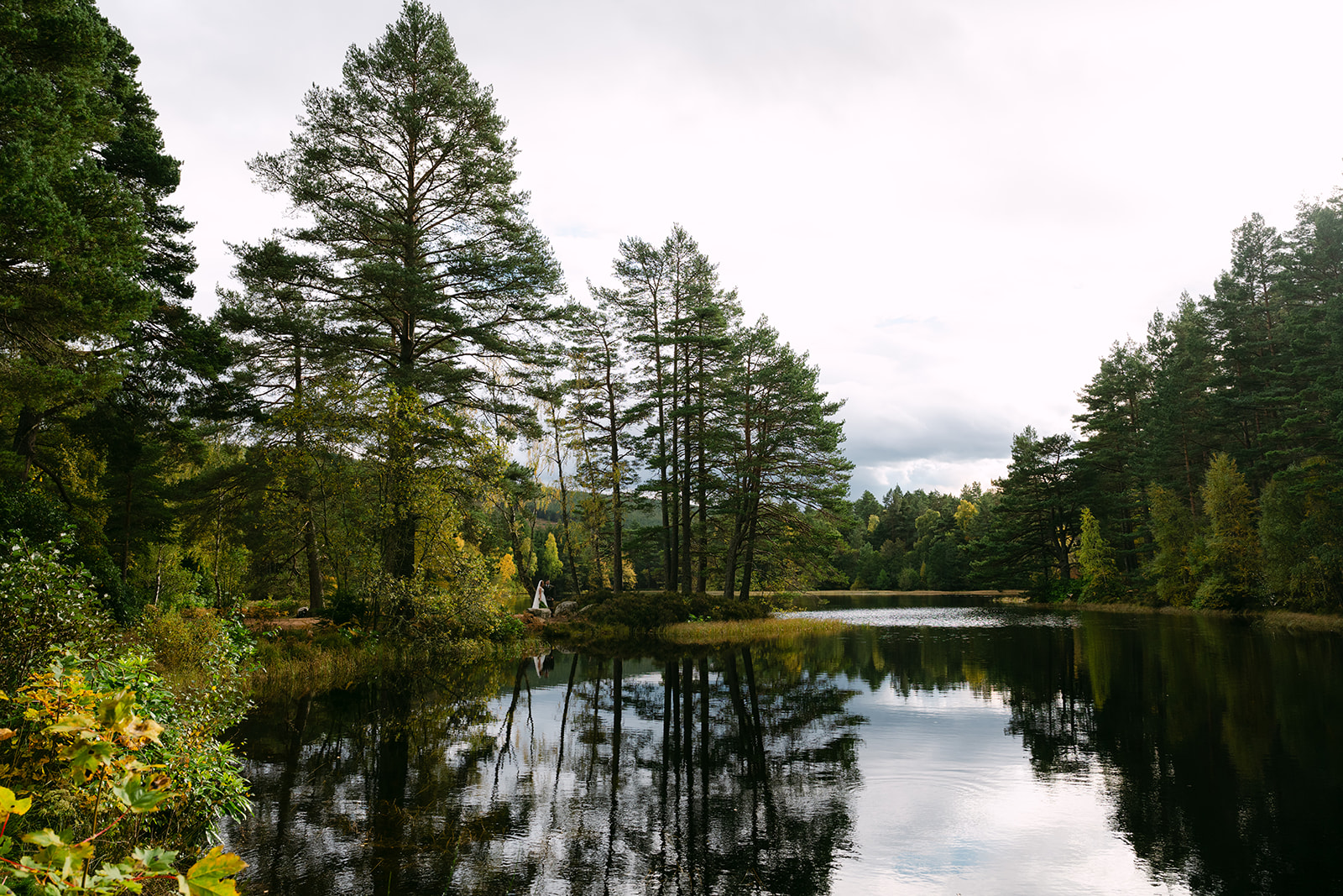 wedding couple in glen tanar lake